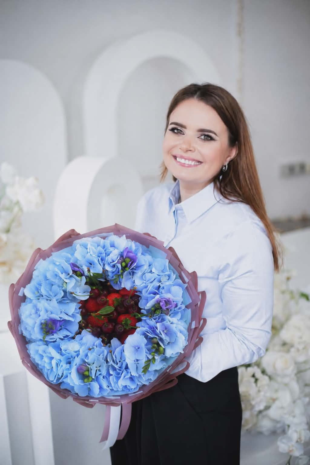 Darja su mėlynų hortenzijų valgoma puokšte
